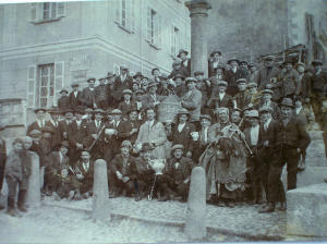 Uomini alla festa di carnevale (1930)